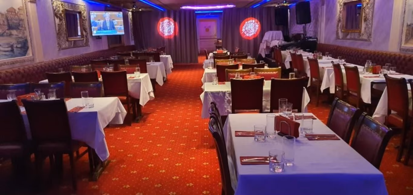 Unikat 2 dining hall with white tablecloths and red carpet